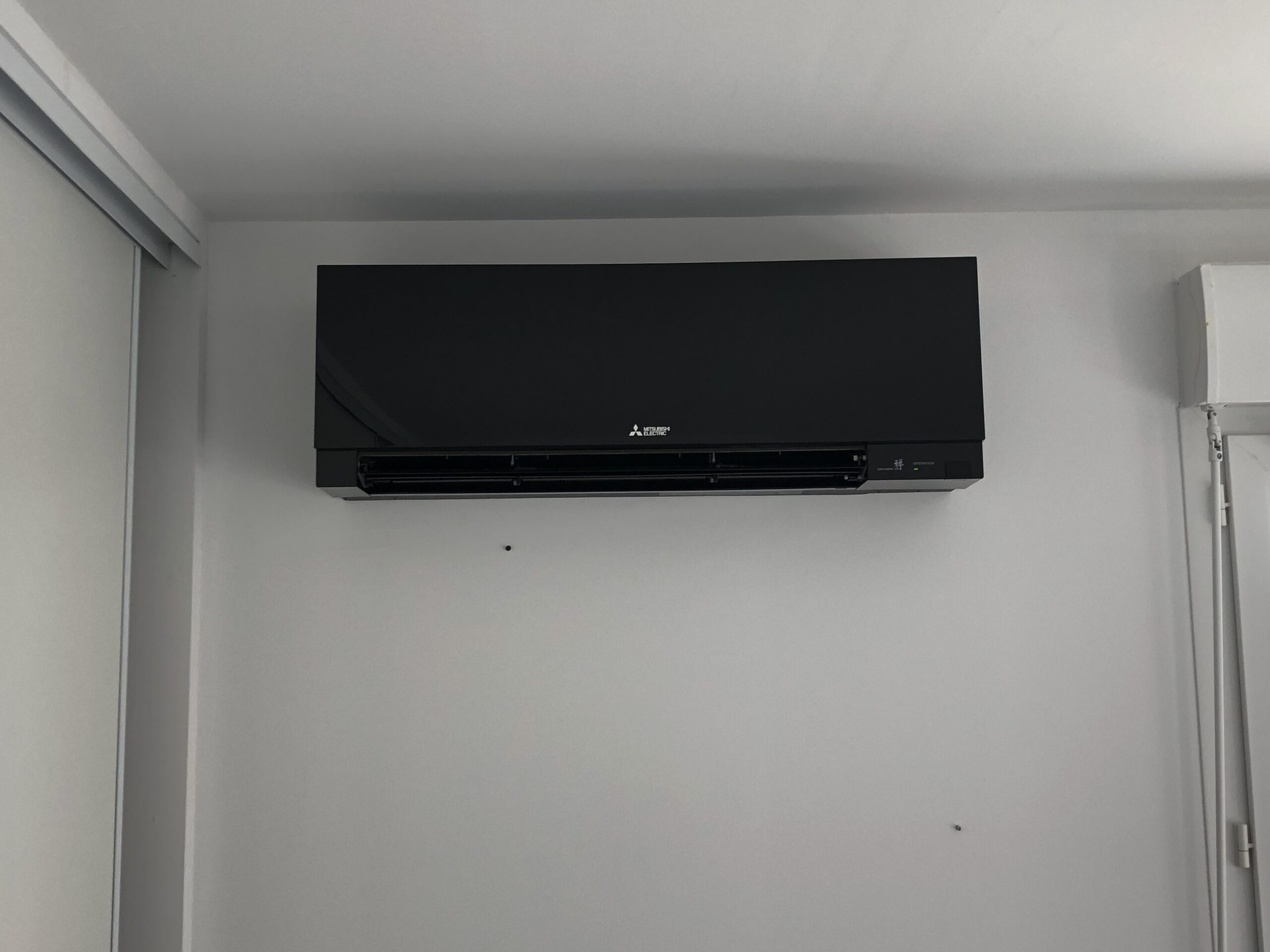 Installation d'une console de climatisation EI2M Energies
